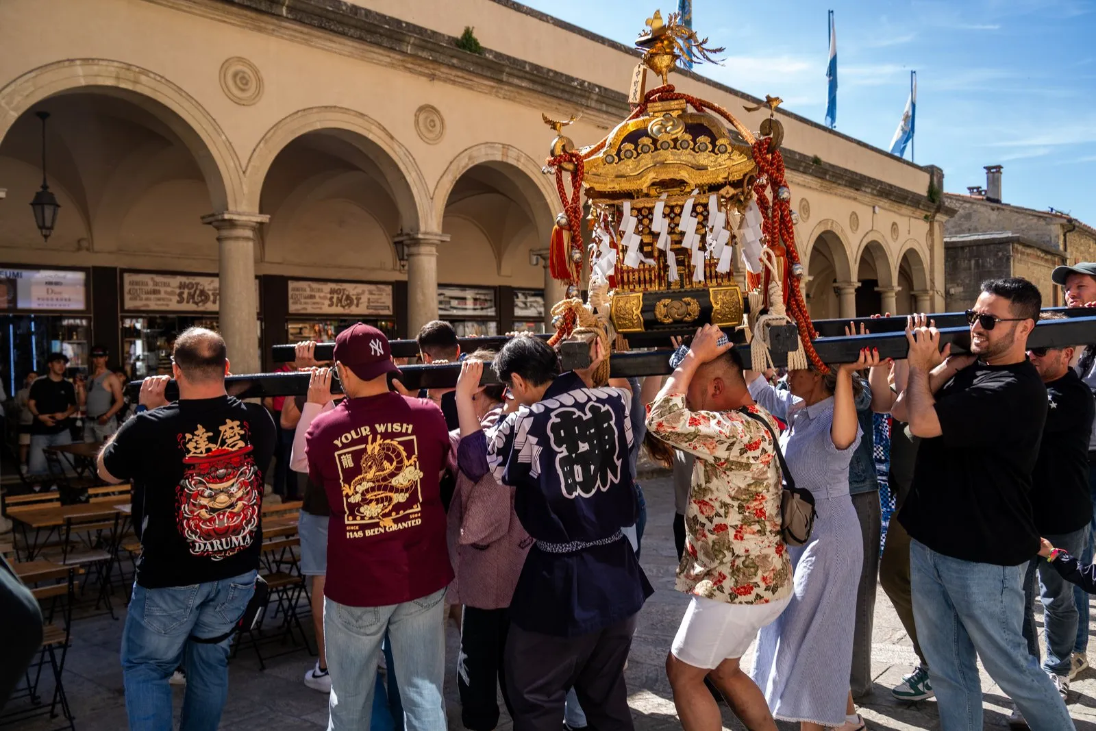 Il mikoshi in processione per le vie di San Marino