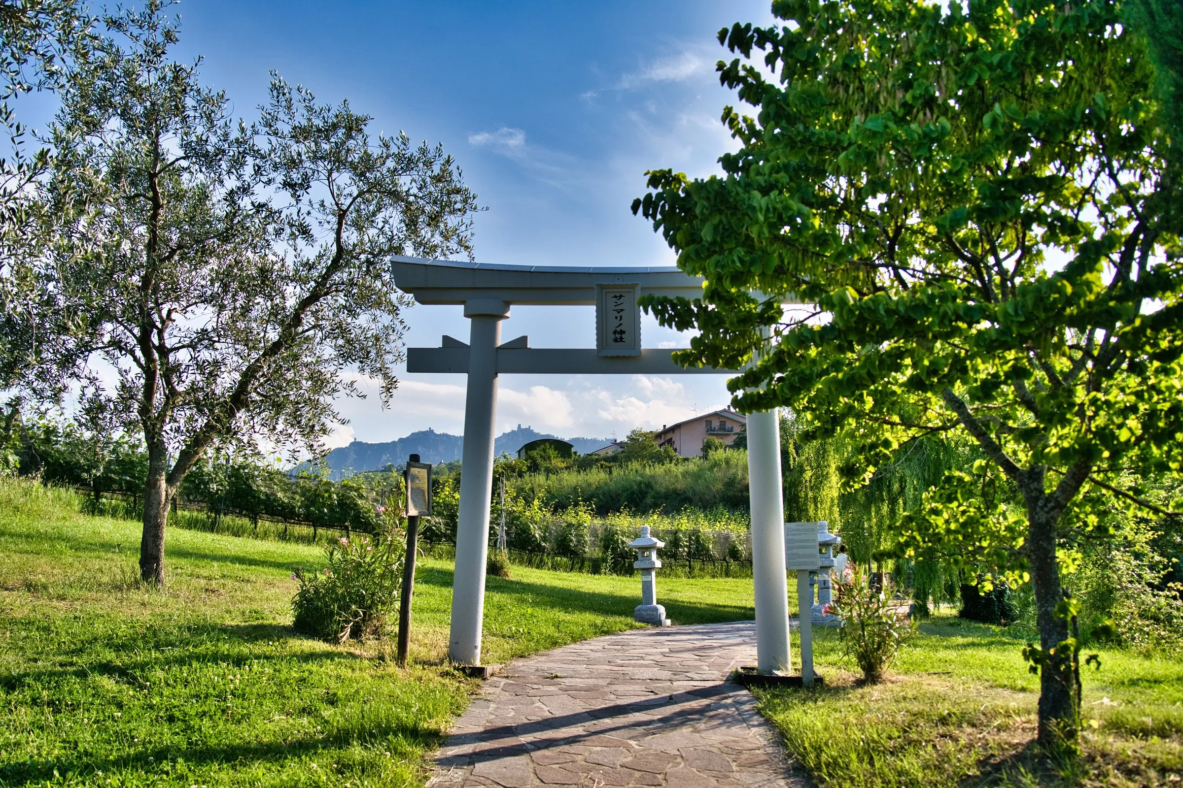 Il torii del San Marino Jinja immerso nel verde